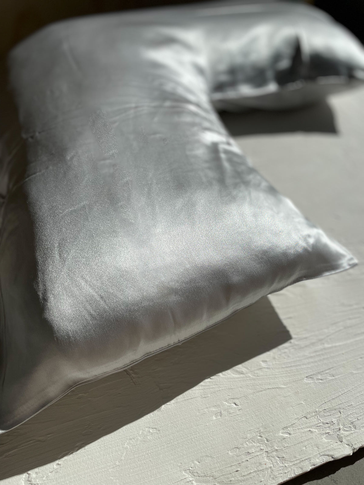 Beauty Sleep™ Boomerang Silk Pillowcase – Silver