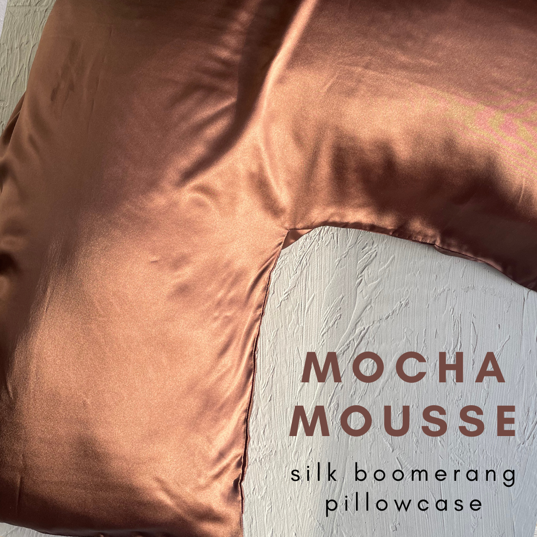 Beauty Sleep™ Boomerang Silk Pillowcase – Mocha Mousse