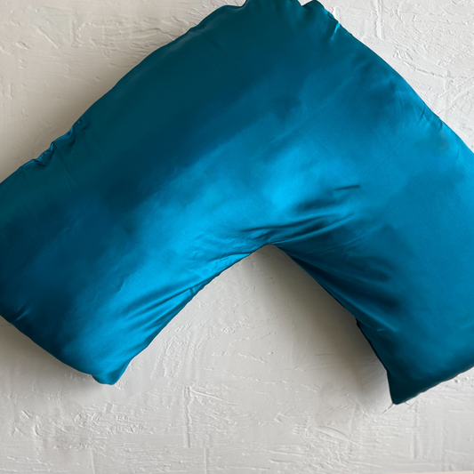Sleepy Girl Bye Bye Acne™ Boomerang Silk Pillowcase - Peacock blue
